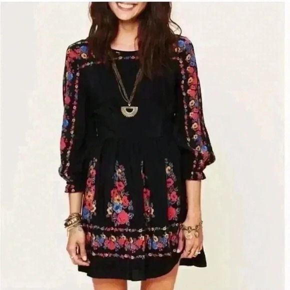 Free People Age Of Aquarius Boho Black Floral Mini Dress Size 2 NWT - Picture 1 of 12